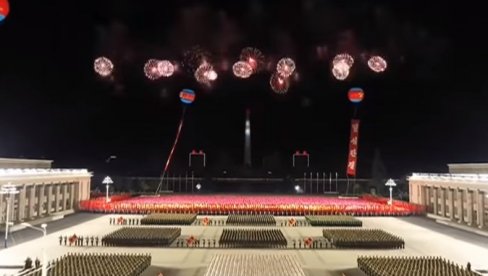 КИМ ЏОНГ УН ПРКОСИ КОРОНИ: Спектакуларан слет на стадиону у Пјонгјангу (ВИДЕО) КИМ ЏОНГ УН ПРКОСИ КОРОНИ: Спектакуларан слет на стадиону у Пјонгјангу (ВИДЕО)
