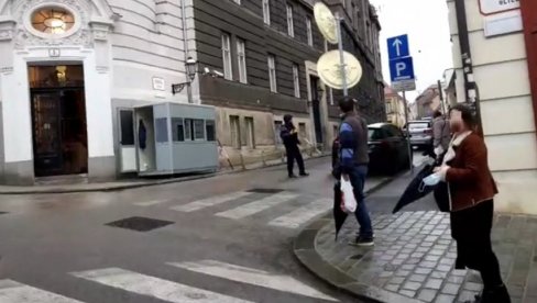 PUCNJAVA U CENTRU ZAGREBA: Ranjen policajac na Markovom trgu, napadač se ubio PUCNJAVA U CENTRU ZAGREBA: Ranjen policajac na Markovom trgu, napadač se ubio
