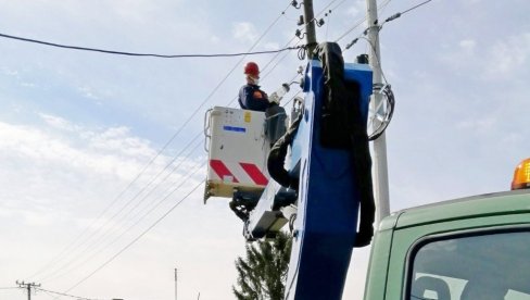 NOVE KLUPE I JAVNA RASVETA Akcija somborskog „Zelenila“ NOVE KLUPE I JAVNA RASVETA Akcija somborskog „Zelenila“