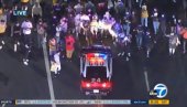 НЕРЕДИ У ЛОС АНЂЕЛЕСУ: Навијачи Лејкерса напали полицију, чувари реда узвратили, испаљен и сузавац (ВИДЕО) НЕРЕДИ У ЛОС АНЂЕЛЕСУ: Навијачи Лејкерса напали полицију, чувари реда узвратили, испаљен и сузавац (ВИДЕО)