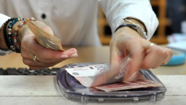 СТИЖЕ НОВАЦ НА РАЧУНЕ: Данас исплата посебне новчане накнаде за март СТИЖЕ НОВАЦ НА РАЧУНЕ: Данас исплата посебне новчане накнаде за март