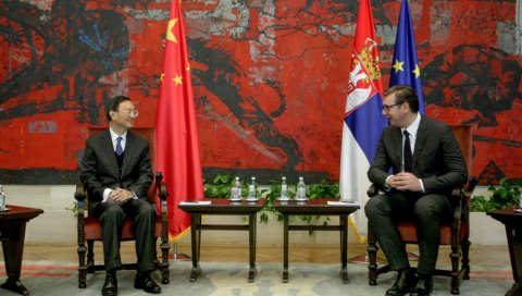 ПОСЕБАН ПОКЛОН ЗА ГОСТА: Ево шта је председник Србије поклонио кинеском званичнику (ФОТО) ПОСЕБАН ПОКЛОН ЗА ГОСТА: Ево шта је председник Србије поклонио кинеском званичнику (ФОТО)