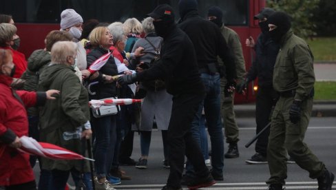 СУЗАВАЦ И ШОК БОМБЕ ЗА ПЕНЗИОНЕРЕ: У Минску је одржан протест најстаријих грађана (ВИДЕО) СУЗАВАЦ И ШОК БОМБЕ ЗА ПЕНЗИОНЕРЕ: У Минску је одржан протест најстаријих грађана (ВИДЕО)