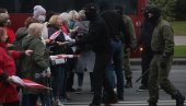 СУЗАВАЦ И ШОК БОМБЕ ЗА ПЕНЗИОНЕРЕ: У Минску је одржан протест најстаријих грађана (ВИДЕО) СУЗАВАЦ И ШОК БОМБЕ ЗА ПЕНЗИОНЕРЕ: У Минску је одржан протест најстаријих грађана (ВИДЕО)