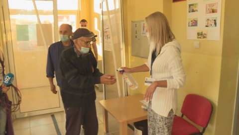 ЛИСТИЋИ У ШАПЦУ ПОД КЉУЧЕМ: СНС оптужује Зеленовића за опструкцију ЛИСТИЋИ У ШАПЦУ ПОД КЉУЧЕМ: СНС оптужује Зеленовића за опструкцију