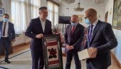 RAZMENILI ĆILIM I MARAMICE: Srdačan susret gradonačelnika Novog Sada i Banjaluke RAZMENILI ĆILIM I MARAMICE: Srdačan susret gradonačelnika Novog Sada i Banjaluke