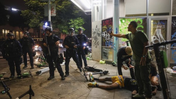 ХАОС У ЛОС АНЂЕЛЕСУ: Прослава Лејкерса, 76 ухапшених, троје повређених ХАОС У ЛОС АНЂЕЛЕСУ: Прослава Лејкерса, 76 ухапшених, троје повређених