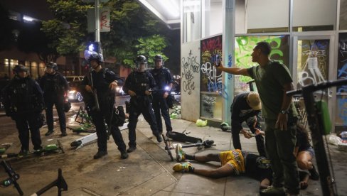 ХАОС У ЛОС АНЂЕЛЕСУ: Прослава Лејкерса, 76 ухапшених, троје повређених ХАОС У ЛОС АНЂЕЛЕСУ: Прослава Лејкерса, 76 ухапшених, троје повређених