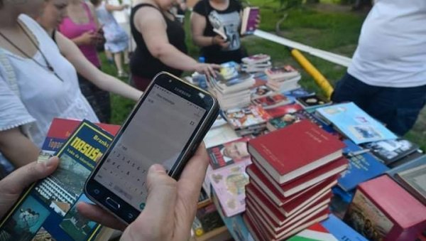 КЊИГОМ ДО ДЕЧЈЕГ ОСМЕХА: Пријатељи основали хуманитарну библиотеку да би помогли болесној деци КЊИГОМ ДО ДЕЧЈЕГ ОСМЕХА: Пријатељи основали хуманитарну библиотеку да би помогли болесној деци
