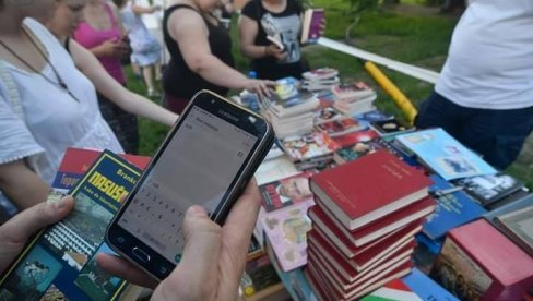 КЊИГОМ ДО ДЕЧЈЕГ ОСМЕХА: Пријатељи основали хуманитарну библиотеку да би помогли болесној деци КЊИГОМ ДО ДЕЧЈЕГ ОСМЕХА: Пријатељи основали хуманитарну библиотеку да би помогли болесној деци