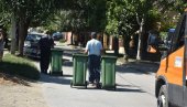 AKCIJA VRŠAČKIH KOMUNALACA: Skoro sva domaćinstva u gradu dobila kantu za smeće AKCIJA VRŠAČKIH KOMUNALACA: Skoro sva domaćinstva u gradu dobila kantu za smeće