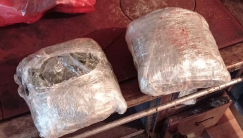 У СТАНУ ПРОНАЂЕНИ ДРОГА И НОВАЦ Ухапшен наркодилер у Београду У СТАНУ ПРОНАЂЕНИ ДРОГА И НОВАЦ Ухапшен наркодилер у Београду
