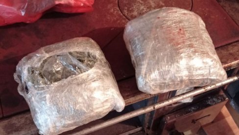 U STANU PRONAĐENI DROGA I NOVAC Uhapšen narkodiler u Beogradu U STANU PRONAĐENI DROGA I NOVAC Uhapšen narkodiler u Beogradu