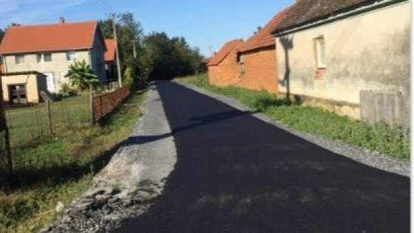РАДОВИ У ЛИПОЛИСТУ КОД ШАПЦА: Асфалтирају уз помоћ Владе Србије РАДОВИ У ЛИПОЛИСТУ КОД ШАПЦА: Асфалтирају уз помоћ Владе Србије