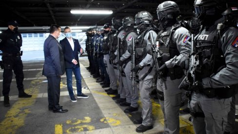ОНИ ЗАУЗИМАЈУ ВОДЕЋЕ МЕСТО У РЕГИОНУ: Министар Стефановић посетио Управу криминалистичке полиције ПУ за град Београд ОНИ ЗАУЗИМАЈУ ВОДЕЋЕ МЕСТО У РЕГИОНУ: Министар Стефановић посетио Управу криминалистичке полиције ПУ за град Београд