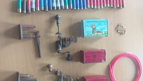 НЕЗАКОНИТО ДРЖАО МУНИЦИЈУ У акцији полиције ухапшен Цетињанин НЕЗАКОНИТО ДРЖАО МУНИЦИЈУ У акцији полиције ухапшен Цетињанин