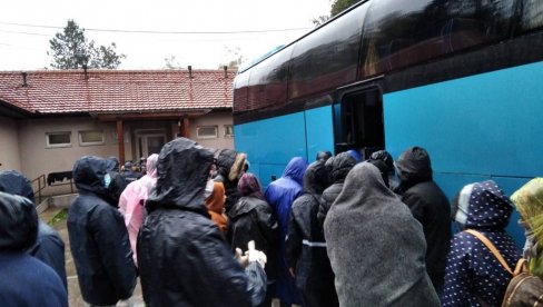 VIŠE OD 400 MIGRANATA PREBAČENO NA JUG SRBIJE: Sprovedena nova akcija dislokacije (FOTO) VIŠE OD 400 MIGRANATA PREBAČENO NA JUG SRBIJE: Sprovedena nova akcija dislokacije (FOTO)