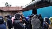 VIŠE OD 400 MIGRANATA PREBAČENO NA JUG SRBIJE: Sprovedena nova akcija dislokacije (FOTO) VIŠE OD 400 MIGRANATA PREBAČENO NA JUG SRBIJE: Sprovedena nova akcija dislokacije (FOTO)