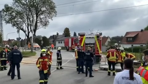 ПОКУШАО ЈЕ ДА ЗАКОЧИ, АЛИ ЈЕ БИЛО ПРЕКАСНО: Ујак браће из Дечана које је воз ударио у Немачкој проговорио о трагедији ПОКУШАО ЈЕ ДА ЗАКОЧИ, АЛИ ЈЕ БИЛО ПРЕКАСНО: Ујак браће из Дечана које је воз ударио у Немачкој проговорио о трагедији