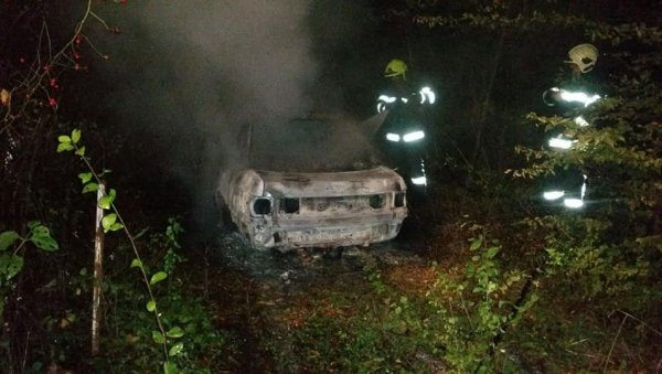 ОТЕЛИ НОВАЦ, ЗАПАЛИЛИ АУТО: Потрага за разбојницима који су у понедељак опљачкали Младост трејд у Приједору ОТЕЛИ НОВАЦ, ЗАПАЛИЛИ АУТО: Потрага за разбојницима који су у понедељак опљачкали Младост трејд у Приједору