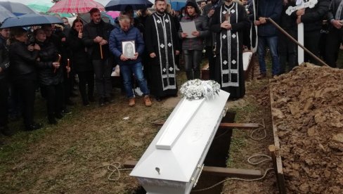 САХРАЊЕНА ВАЊА КОЈУ ЈЕ УБИО ДРОГИРАНИ ВОЗАЧ: Бака је хтела још једанпут да пољуби свог анђела, другари из одељења прочитали потресно писмо САХРАЊЕНА ВАЊА КОЈУ ЈЕ УБИО ДРОГИРАНИ ВОЗАЧ: Бака је хтела још једанпут да пољуби свог анђела, другари из одељења прочитали потресно писмо
