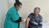 JOŠ HILJADU DOZA VAKCINA ZA VRANJE: Veliko interesovanje građana za imunizaciju JOŠ HILJADU DOZA VAKCINA ZA VRANJE: Veliko interesovanje građana za imunizaciju