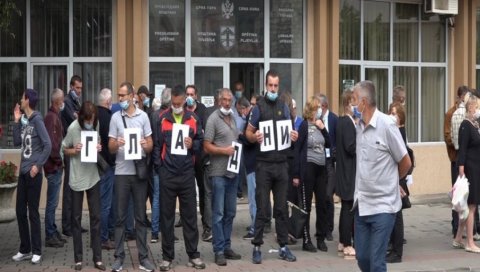СТЕЧАЈ БРИШЕ ПЛАТЕ: Радници Комуналних услуга у Пљевљима изгубили наду у исплату зарада, предузеће нема шта да прода и измири дуг СТЕЧАЈ БРИШЕ ПЛАТЕ: Радници Комуналних услуга у Пљевљима изгубили наду у исплату зарада, предузеће нема шта да прода и измири дуг