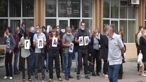 STEČAJ BRIŠE PLATE: Radnici Komunalnih usluga u Pljevljima izgubili nadu u isplatu zarada, preduzeće nema šta da proda i izmiri dug STEČAJ BRIŠE PLATE: Radnici Komunalnih usluga u Pljevljima izgubili nadu u isplatu zarada, preduzeće nema šta da proda i izmiri dug