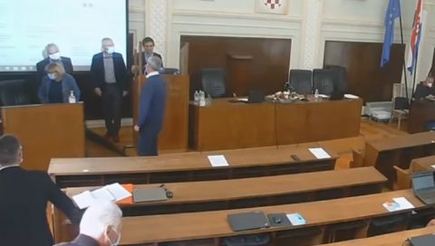 ФИЗИЧКИ ОБРАЧУН ОДБОРНИКА ЗБОГ МАСКЕ: Инцидент на седници градског већа у Карловцу (ВИДЕО) ФИЗИЧКИ ОБРАЧУН ОДБОРНИКА ЗБОГ МАСКЕ: Инцидент на седници градског већа у Карловцу (ВИДЕО)