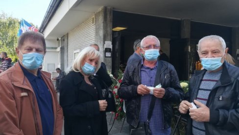 ПОСЛЕДЊИ ИСПРАЋАЈ БОРЕ ДРЉАЧЕ: Ера оплакује пријатеља, бројне колеге на сахрани певача (ФОТО/ВИДЕО) ПОСЛЕДЊИ ИСПРАЋАЈ БОРЕ ДРЉАЧЕ: Ера оплакује пријатеља, бројне колеге на сахрани певача (ФОТО/ВИДЕО)