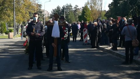 ТУГА ЗА БОРОМ! Мук у поворци на Бежанији, гробљем одзвања СВЕШТЕНИЧКИ ТРОПАР (ВИДЕО/ФОТО) ТУГА ЗА БОРОМ! Мук у поворци на Бежанији, гробљем одзвања СВЕШТЕНИЧКИ ТРОПАР (ВИДЕО/ФОТО)