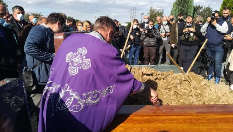 САХРАЊЕН БОРА ДРЉАЧА Потресне речи синова Тата, опрости и хвала ти за све САХРАЊЕН БОРА ДРЉАЧА Потресне речи синова Тата, опрости и хвала ти за све