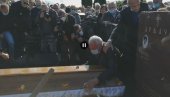 Ера Ојданић ЗАКУКАО, ПА ПАО НА САНДУК! Хитно му донели воде, ПОТРЕСАН ПРИЗОР (ВИДЕО) Ера Ојданић ЗАКУКАО, ПА ПАО НА САНДУК! Хитно му донели воде, ПОТРЕСАН ПРИЗОР (ВИДЕО)