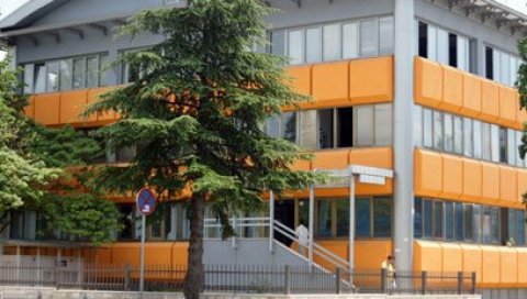 ЦЕЛА ПЛАТА УЗ ШТАМБИЉ: Велики број радника инфициран вирусом корона у недоумици око исплате зараде, морају доставити решење ЦЕЛА ПЛАТА УЗ ШТАМБИЉ: Велики број радника инфициран вирусом корона у недоумици око исплате зараде, морају доставити решење