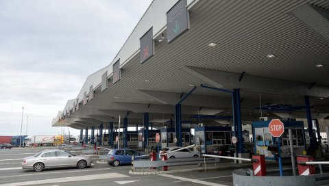 ИЗ ЖАРИШТА СТИЖУ БЕЗ ТЕСТИРАЊА: У суседним земљама гори од вируса, а странцима наше границе и даље отворене ИЗ ЖАРИШТА СТИЖУ БЕЗ ТЕСТИРАЊА: У суседним земљама гори од вируса, а странцима наше границе и даље отворене