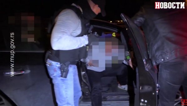 У АКЦИЈИ МУП 8 УХАПШЕНИХ: Полиција упала у 8 станова, претресли 4 возила, ево шта је све заплењено (ВИДЕО) У АКЦИЈИ МУП 8 УХАПШЕНИХ: Полиција упала у 8 станова, претресли 4 возила, ево шта је све заплењено (ВИДЕО)