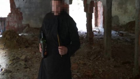 ХАЈКА НА СРПСКОГ СВЕШТЕНИКА ЗБОГ ПОМЕНА: Бурне реакције Албанаца након што је са Кошара уклоњен барјак са црним двоглавим орлом ХАЈКА НА СРПСКОГ СВЕШТЕНИКА ЗБОГ ПОМЕНА: Бурне реакције Албанаца након што је са Кошара уклоњен барјак са црним двоглавим орлом
