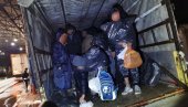 СПРЕЧЕНО КРИЈУМЧАРЕЊЕ МИГРАНАТА: У камиону пронађено 36 особа (ФОТО) СПРЕЧЕНО КРИЈУМЧАРЕЊЕ МИГРАНАТА: У камиону пронађено 36 особа (ФОТО)