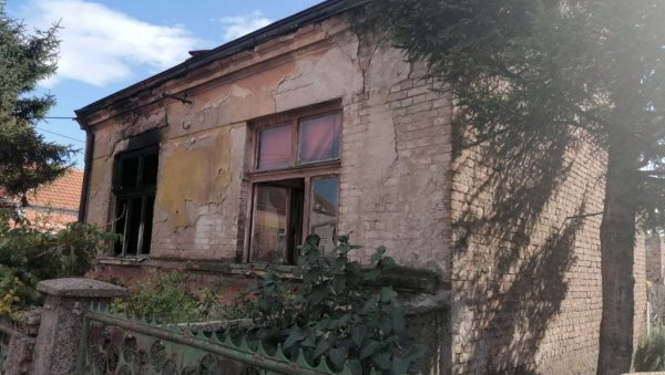 ОВО ЈЕ КУЋА У КОЈОЈ ЈЕ ПРОНАЂЕНО УГЉЕНИСАНО ТЕЛО: Након гашења пожара у Нишу, ватрогасци су затекли стравичан призор (ФОТО) ОВО ЈЕ КУЋА У КОЈОЈ ЈЕ ПРОНАЂЕНО УГЉЕНИСАНО ТЕЛО: Након гашења пожара у Нишу, ватрогасци су затекли стравичан призор (ФОТО)