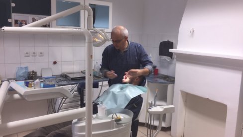 NA HILANDARU SU SVIMA ZDRAVI ZUBI: Čedomir Pantelić, stomatolog iz Novog Sada, sa kolegama iz Srbije, u humanoj misiji na Svetoj Gori NA HILANDARU SU SVIMA ZDRAVI ZUBI: Čedomir Pantelić, stomatolog iz Novog Sada, sa kolegama iz Srbije, u humanoj misiji na Svetoj Gori
