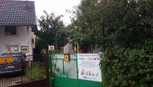 ПОЛИЦИЈА УПРАВО ОДНЕЛА ТЕЛО ПРЕМИНУЛЕ БЕБЕ: На лице места стигао и мртвозорник (ВИДЕО) ПОЛИЦИЈА УПРАВО ОДНЕЛА ТЕЛО ПРЕМИНУЛЕ БЕБЕ: На лице места стигао и мртвозорник (ВИДЕО)