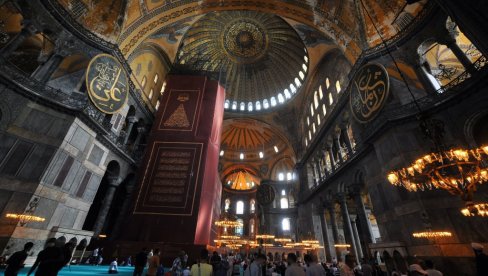 TURSKA POČINJE RESTAURACIJU KUPOLE DŽAMIJE AJA SOFIJA: Ostaće otvorena za posetioce i vernike tokom radova TURSKA POČINJE RESTAURACIJU KUPOLE DŽAMIJE AJA SOFIJA: Ostaće otvorena za posetioce i vernike tokom radova