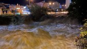 СТРАХОВИТЕ ПОПЛАВЕ У БАРУ И СУТОМОРУ: Ватрогасци спасавају људе из кућа (ФОТО/ВИДЕО) СТРАХОВИТЕ ПОПЛАВЕ У БАРУ И СУТОМОРУ: Ватрогасци спасавају људе из кућа (ФОТО/ВИДЕО)