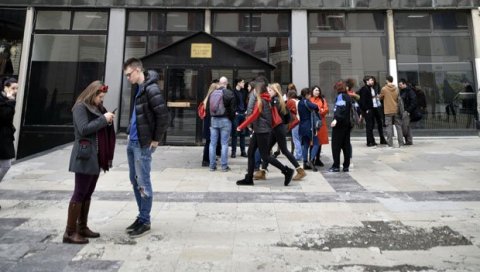 КАКО ЋЕ СЕ ПОЛАГАТИ ИСПИТИ У ЈАНУАРСКОМ РОКУ? Због епидемиолошких мера многи факултети се сналазе на различите начине КАКО ЋЕ СЕ ПОЛАГАТИ ИСПИТИ У ЈАНУАРСКОМ РОКУ? Због епидемиолошких мера многи факултети се сналазе на различите начине