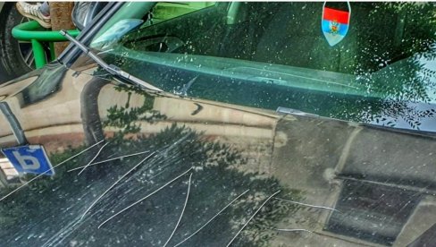 ВЛАДИСЛАВЕ, ЧЕКА ТЕ ПАКАО! Аутомобил Владислава Дајковића уништен на Теразијама - Нападачи упозоравају да је ово само почетак (ФОТО) ВЛАДИСЛАВЕ, ЧЕКА ТЕ ПАКАО! Аутомобил Владислава Дајковића уништен на Теразијама - Нападачи упозоравају да је ово само почетак (ФОТО)