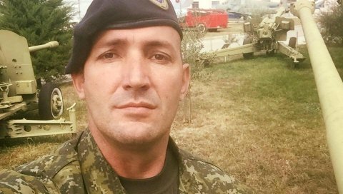 ОВО ЈЕ АЛБАНАЦ КОЈИ ЈЕ НА КОШАРАМА ОПЕТ ПОСТАВИО ЗАСТАВУ: Велича терористичку ОВК и хвали се да је био њихов члан (ВИДЕО) ОВО ЈЕ АЛБАНАЦ КОЈИ ЈЕ НА КОШАРАМА ОПЕТ ПОСТАВИО ЗАСТАВУ: Велича терористичку ОВК и хвали се да је био њихов члан (ВИДЕО)