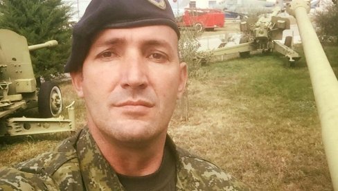 ОВО ЈЕ АЛБАНАЦ КОЈИ ЈЕ НА КОШАРАМА ОПЕТ ПОСТАВИО ЗАСТАВУ: Велича терористичку ОВК и хвали се да је био њихов члан (ВИДЕО) ОВО ЈЕ АЛБАНАЦ КОЈИ ЈЕ НА КОШАРАМА ОПЕТ ПОСТАВИО ЗАСТАВУ: Велича терористичку ОВК и хвали се да је био њихов члан (ВИДЕО)