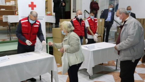 ПОМОЋ ЗА 30 ПОРОДИЦА: Суботички Црвени крст поделио пакете хране најсиромашнијима ПОМОЋ ЗА 30 ПОРОДИЦА: Суботички Црвени крст поделио пакете хране најсиромашнијима