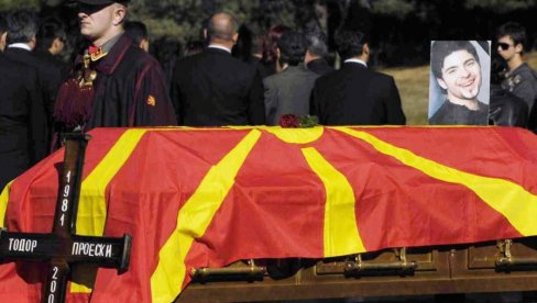 POTRESNE SLIKE: Prošlo je 13 godina od smrti Tošeta Proeskog (FOTO) POTRESNE SLIKE: Prošlo je 13 godina od smrti Tošeta Proeskog (FOTO)