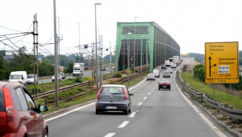 LANČANI SUDAR NA PANČEVAČKOM MOSTU: Jedna osoba povređena, hitna pomoć brzo reagovala LANČANI SUDAR NA PANČEVAČKOM MOSTU: Jedna osoba povređena, hitna pomoć brzo reagovala